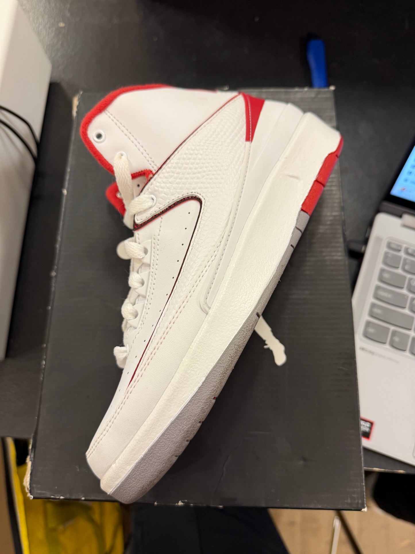 Pre owned jordan 2 white red